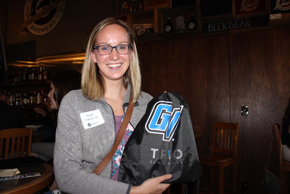 Alumni lady holding up the gv bag she was gifted